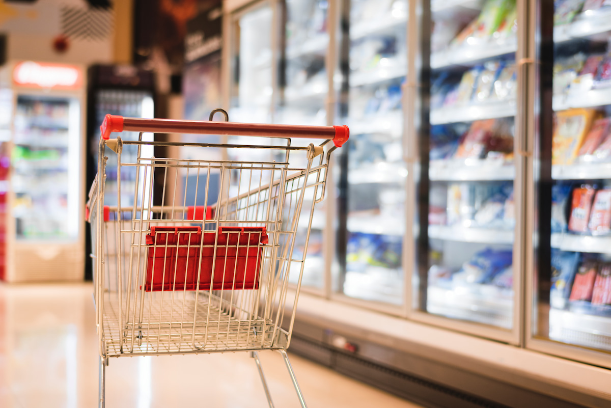 Тележка для покупок в магазине Тележка в продуктовом магазине